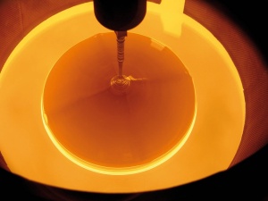 Ob počasnem vlečenju iz taline silicija nastaja ingot s premerom 450 mm. Slika: Wikipedia.